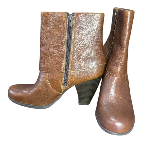 Born B.O.C Traipse Brown Heeled Booties - Picture 2 of 7